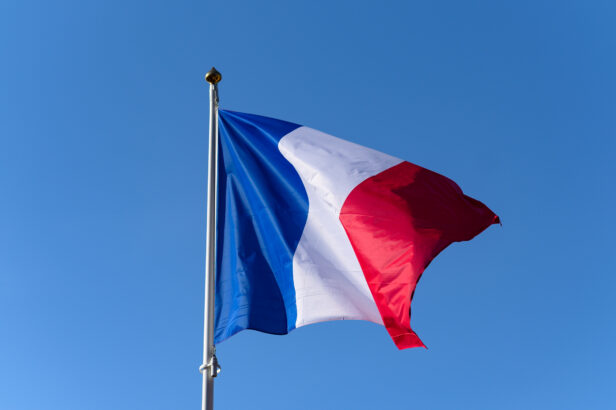 Drapeau français flottant au vent à Villeneuve-Loubet (Alpes-Maritimes)