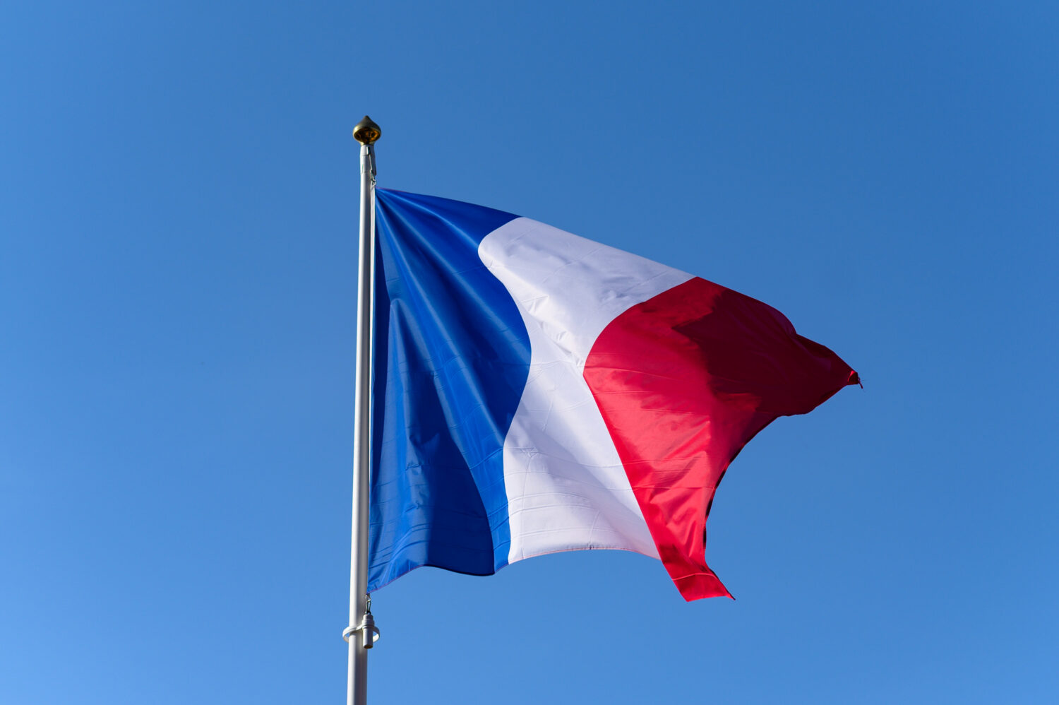 Drapeau français flottant au vent à Villeneuve-Loubet (Alpes-Maritimes)