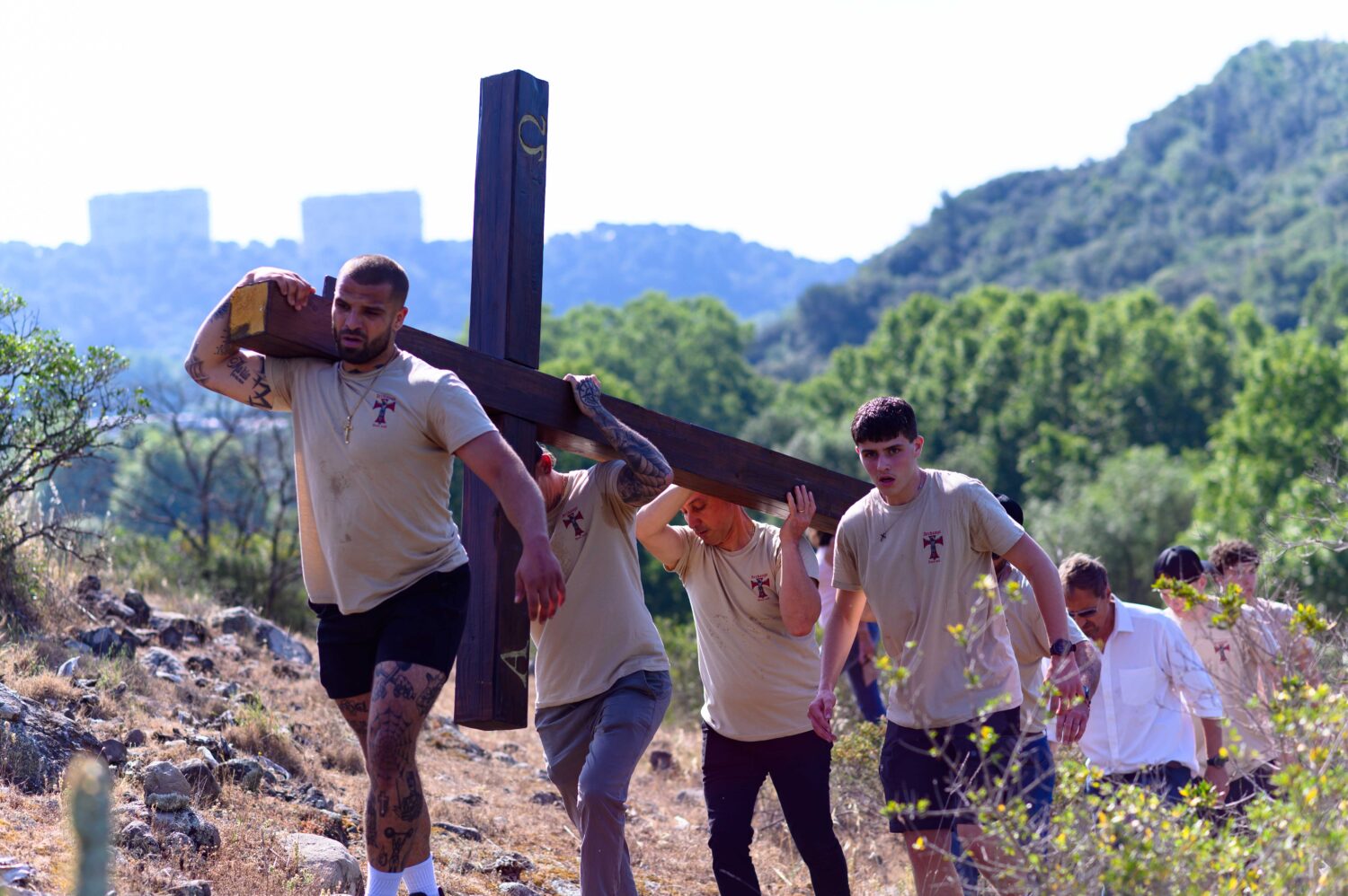 Chemin de croix et installation d'un calvaire à Villeneuve-Loubet (Alpes-Maritimes)