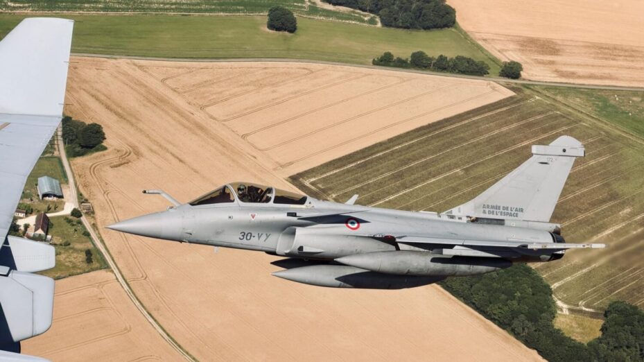 Un Rafale vole en formation - Photo Jean Bexon