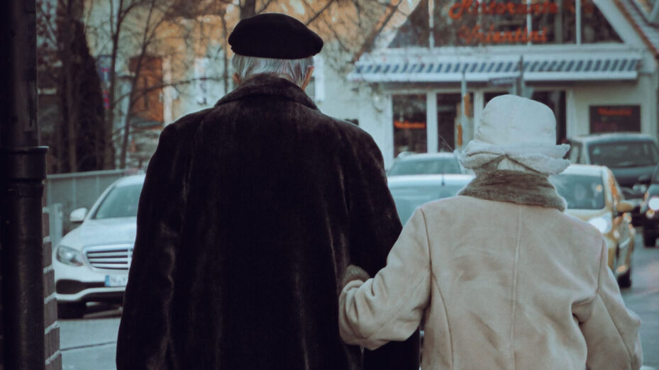 Photo de There on Saturn : https://www.pexels.com/fr-fr/photo/vue-arriere-d-un-couple-de-personnes-agees-marchant-ensemble-11147537/