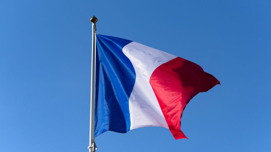 Drapeau français flottant au vent à Villeneuve-Loubet (Alpes-Maritimes)