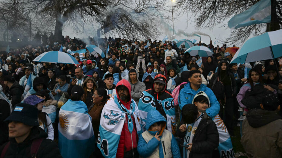 Les fans argentins attendent le retour de leur équipe le 20 juillet. (Photo by Luis ROBAYO / AFP)