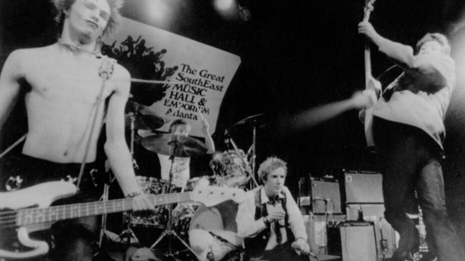 Photo taken 05 January 1978 of the Sex Pistols, Britain's punk rock band, on stage in a shopping center music hall in Atlanta, during their first American tour. (L to R) bass player Sid Vicious, lead singer Johnny Rotten, guitar player Steve Jones and drummer Paul Cook and (foreground). (Photo by UPI / AFP) / France ONLY / FRANCE ONLY