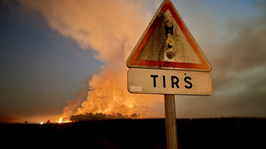 Le camp militaire de Souge pris par les flammes - Photo Jean Bexon