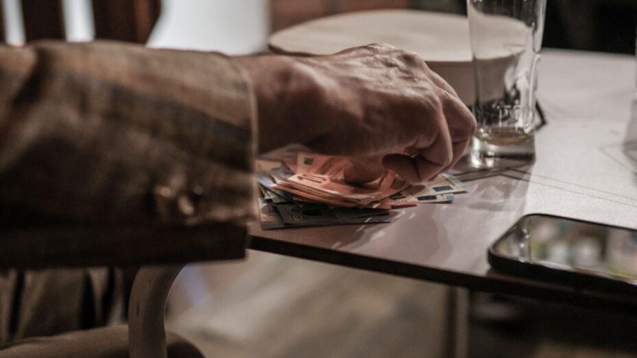 Photo de Fausto Ferreira: https://www.pexels.com/fr-fr/photo/gros-plan-sur-une-main-comptant-des-billets-en-euros-sur-une-table-36027788/