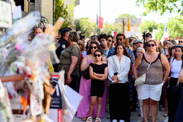 Manifestants devant le mémorial pour Louis - Manifestation pour Louis à Narbonne le 5 juillet 2027