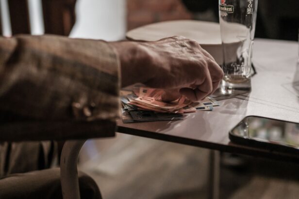 Photo de Fausto Ferreira: https://www.pexels.com/fr-fr/photo/gros-plan-sur-une-main-comptant-des-billets-en-euros-sur-une-table-36027788/