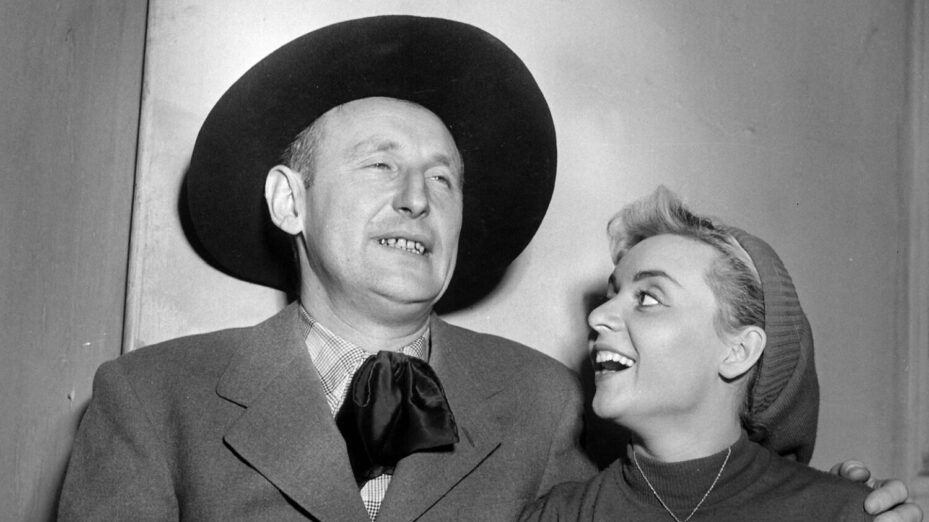 Bourvil et Annie Cordy dans "La Route fleurie" de Francis Lopez. Mise en scène de Max Revol. Paris, théâtre de l'ABC, janvier 1953.     LIP-001-021-305 (Photo by © Lipnitzki / Roger-Viollet / Roger-Viollet via AFP)