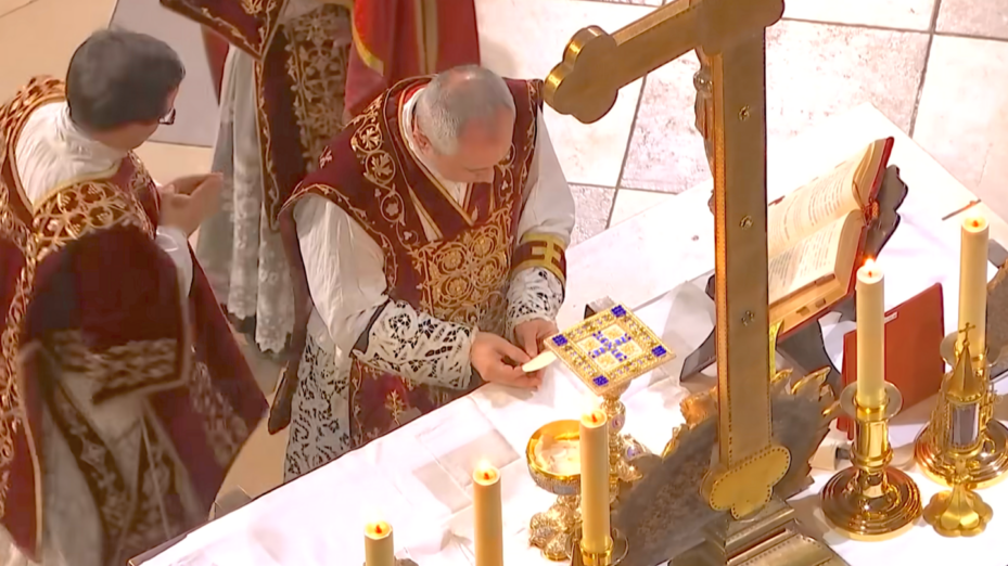Consécration lors d'une messe à Notre-Dame de Paris. Capture d'écran 
Daniel Castillo.