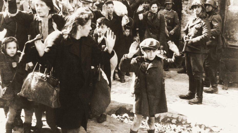 Par Auteur inconnu (Franz Konrad confessed to taking some of the photographs, the rest was probably taken by photographers from Propaganda Kompanie nr 689.[1][2]) — en:Image:Warsaw-Ghetto-Josef-Bloesche-HRedit.jpg uploaded by United States Holocaust MuseumCette image a été retouchée, ce qui signifie qu'elle a été modifiée par ordinateur et est différente de l'image d'origine. Liste des modifications : artifacts and scratches removed, levels adjusted, and image sharpened. L'image d'origine se trouve ici : Stroop Report - Warsaw Ghetto Uprising 06.jpg: . Modifications effectuées par Durova., Domaine public, https://commons.wikimedia.org/w/index.php?curid=3584240