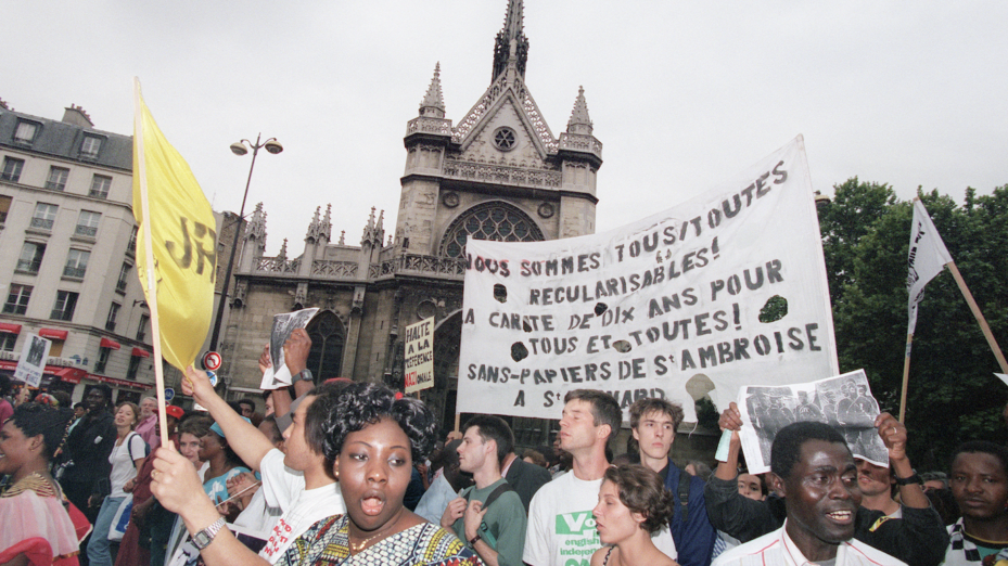 Manifestation de soutien aux « sans papiers » devant l'église Saint-Bernard, le 21 août 1996, à Paris. (Photo by Pascal PAVANI / AFP)