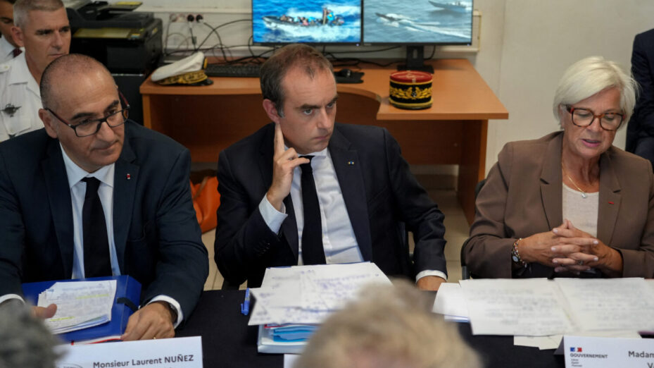 Base navale de Dzaoudzi, ce 26 août : S. Lecornu participe à une réunion sur la lutte contre l'immigration clandestine. © Marine Gachet / AFP
