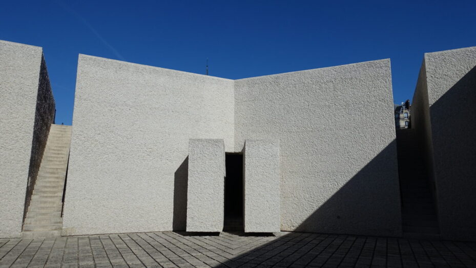 Par Guilhem Vellut from Paris, France — Mémorial des Martyrs de la Déportation @ Ile de la Cité @ Paris, CC BY 2.0, https://commons.wikimedia.org/w/index.php?curid=50030982