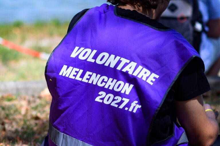 Chasuble "Volontaire - Mélenchon 2027" aux universités d'été 2026 de la France Insoumise.