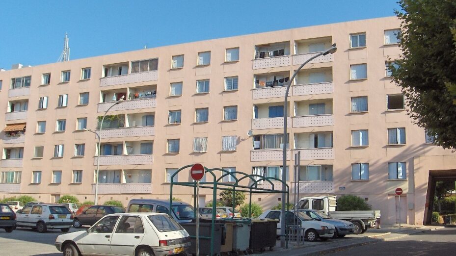 https://upload.wikimedia.org/wikipedia/commons/b/ba/Martigues_%E2%80%94_HLM%2C_place_Auguste_Renoir_%28quartier_de_Ferri%C3%A8res%29.jpg?utm_source=commons.wikimedia.org&utm_campaign=index&utm_content=thumbnail_unscaled&_=20080805070702