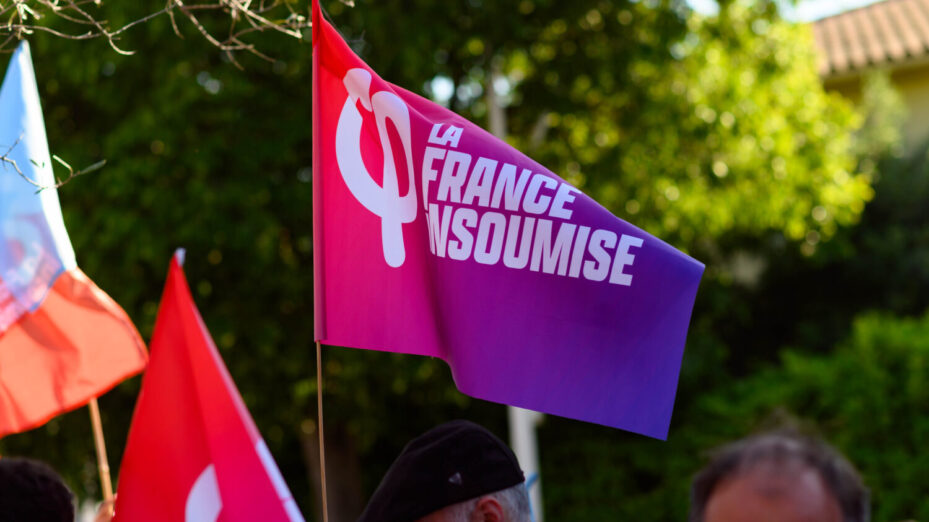 Drapeau LFI à la manifestation de Vauvert (Gard) le 20 mai 2026