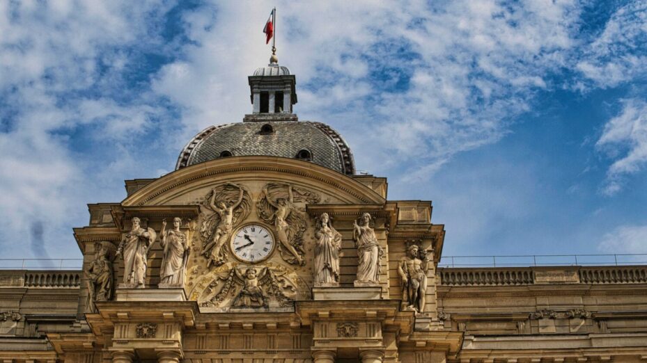 Photo de Travel with Lenses: https://www.pexels.com/fr-fr/photo/palais-du-luxembourg-30619357/