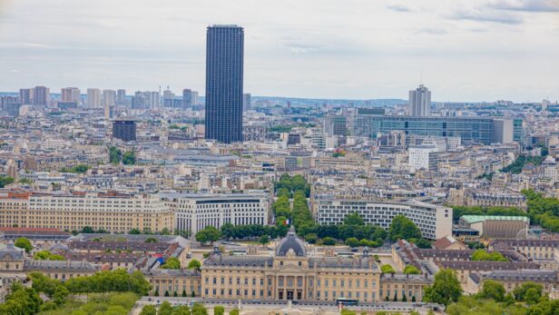 Tour Montparnasse : entre vitres qui tombent et copropriété bloquée, la décrépitude