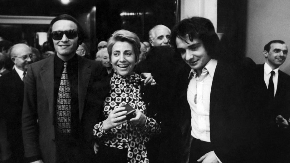 Michel Sardou avec Jacques Revaux et Vline Buggy
1971.
COLLECTION CHRISTOPHEL © PHOTOTHEQUE LECOEUVRE (Photo by PHOTOTHEQUE LECOEUVRE / Collection ChristopheL via AFP)