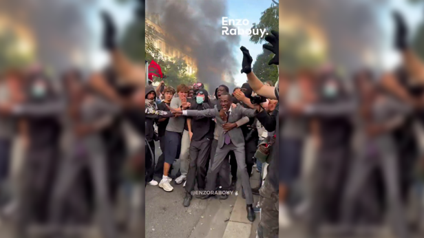 Bally Bagayoko tente de s'interposer entre casseurs et policiers à la manifestation du 6 octobre