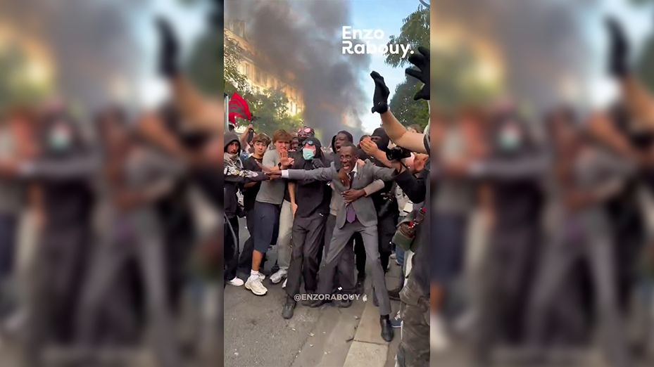 Bally Bagayoko tente de s'interposer entre casseurs et policiers à la manifestation du 6 octobre