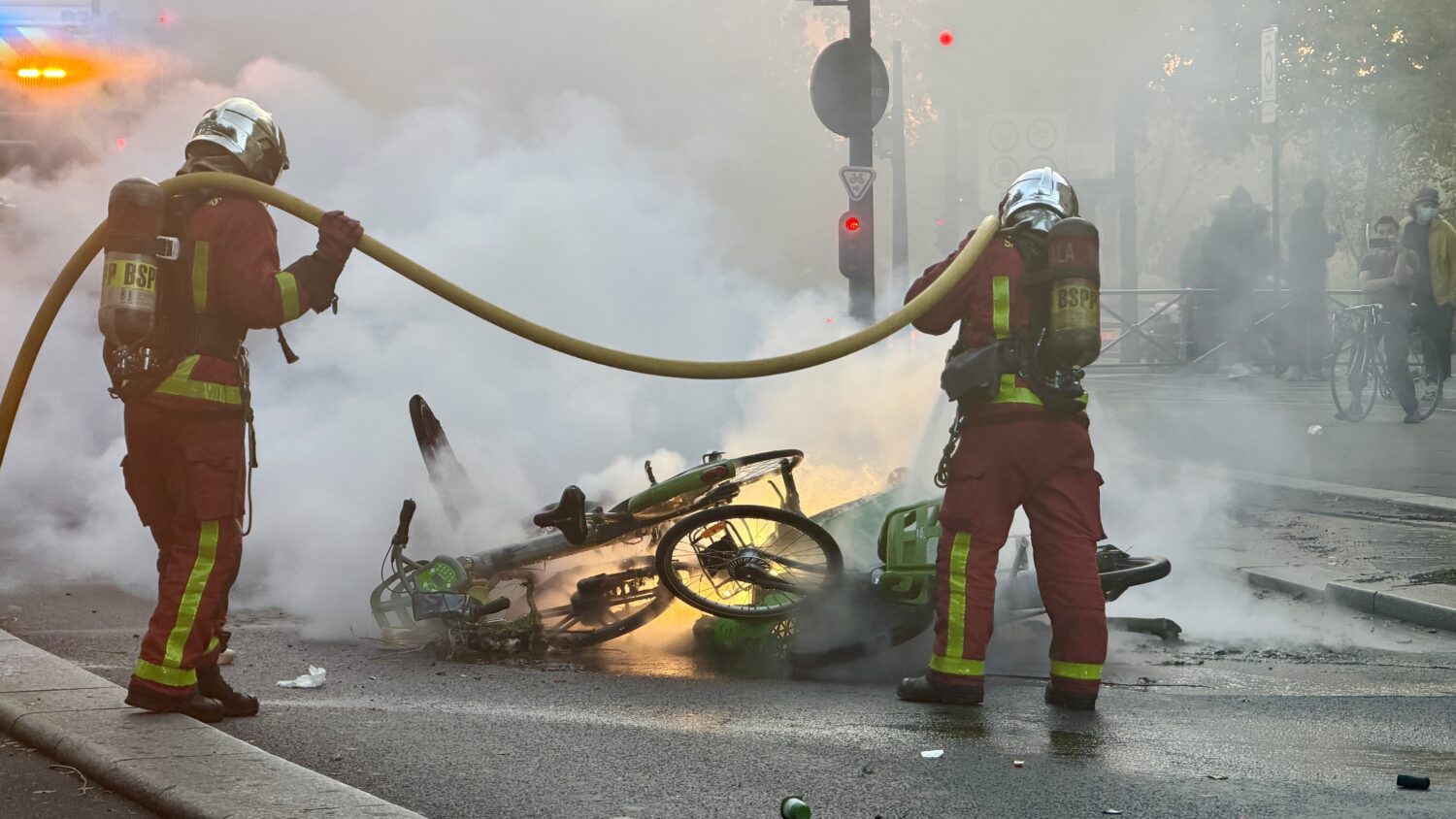 [REPORTAGE] Les émeutes génèrent pillages et incendies volontaires