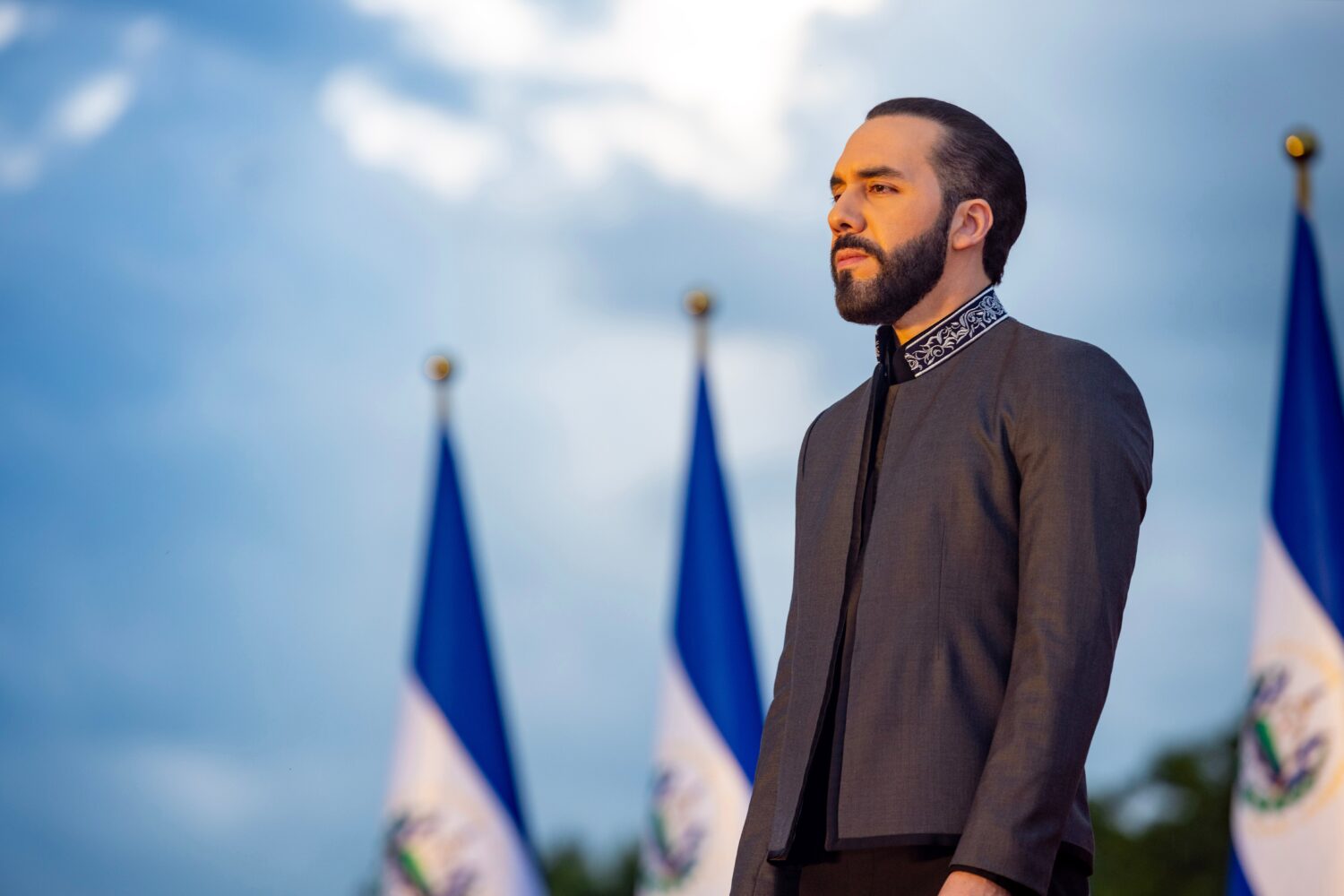 France livrée aux émeutes : Nayib Bukele s’étonne et met en avant sa méthode