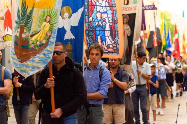 Bannières au pèlerinage de Nosto Fe. Saint-Maximin-la-Sainte-Baume, 11 octobre 2026. Pèlerinage chrétien et catholique.