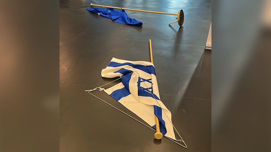 Drapeaux d'Israël et de l'UE renversés