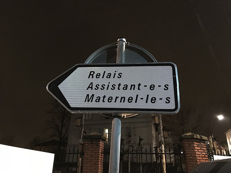 800px-Panneau_Relais_Assistant_Maternel_Écriture_inclusive_rue_Dalayrac_Fontenay_Bois_1