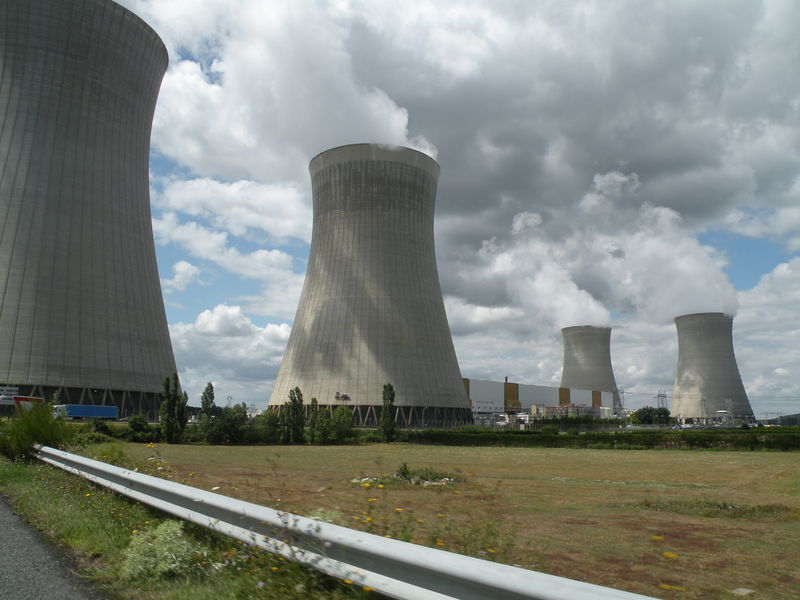 800px-Dampierre-en-Burly_-_centrale_nucléaire