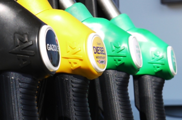 Carburants : élargir les aides sans baisser les taxes, le gouvernement s’enlise